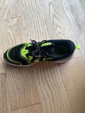 Nike Kids Black and Neon Green Athletic Sneaker